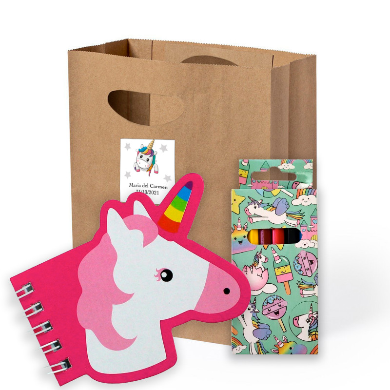 Quaderno con unicorno e pastelli colorati in una scatola di unicorno in una borsa con adesivo personalizzato per i dettagli