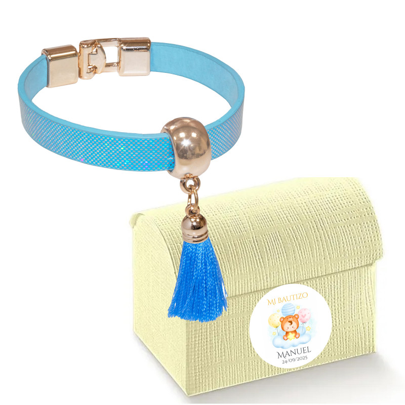 Bracciale blu con nappina sul petto con adesivo personalizzato per battesimi