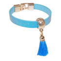 Bracciale blu con nappina sul petto con adesivo personalizzato per battesimi