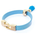 Bracciale blu con nappina sul petto con adesivo personalizzato per battesimi