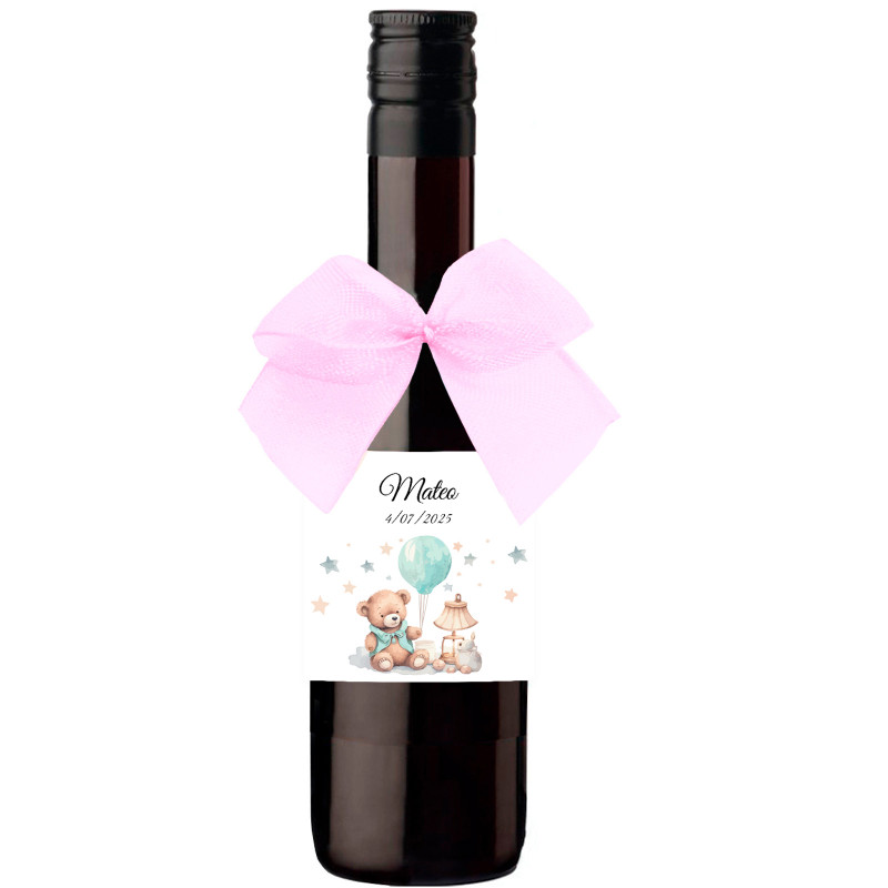 Piccola bottiglia di vino con fiocco rosa e adesivo personalizzato per battesimo