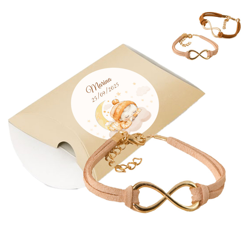 Bracciale infinito in scatola di presentazione beige personalizzata con adesivo per battesimi