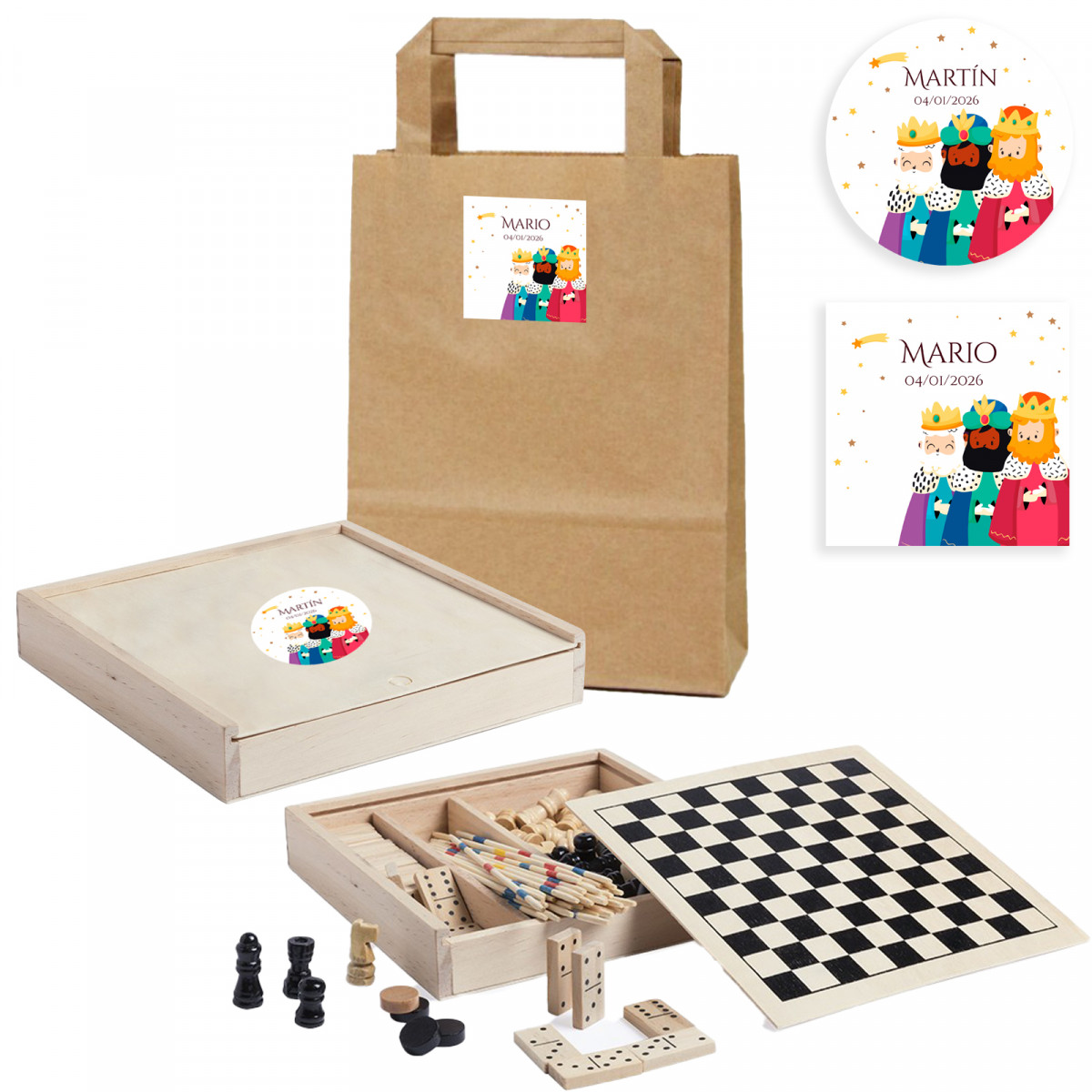 Set di giochi da tavolo in una scatola di legno personalizzata con adesivo dei tre re magi e borsa kraft abbinata