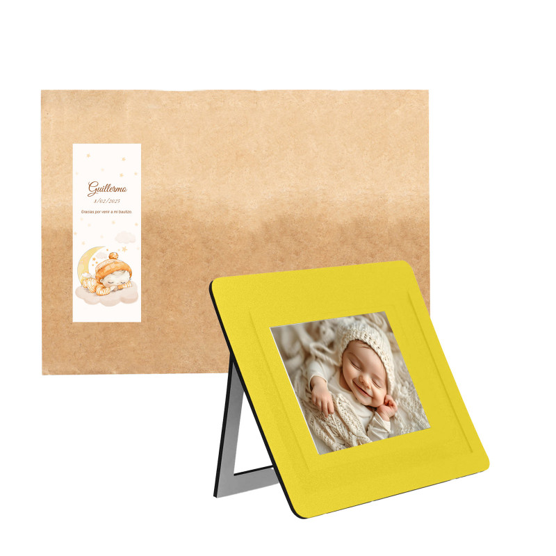 Tappetino fotografico giallo in busta di carta kraft personalizzata con adesivo per bambini per i dettagli del Battesimo