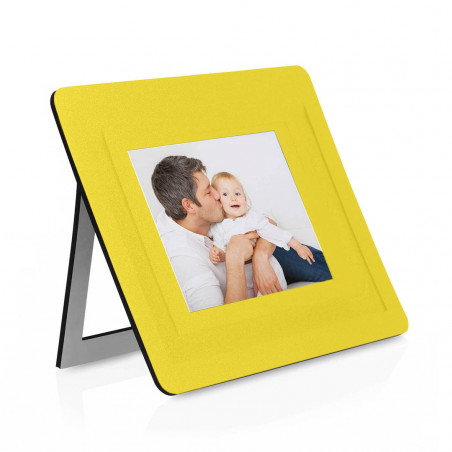 Tappetino fotografico giallo in busta di carta kraft personalizzata con adesivo per bambini per i dettagli del Battesimo